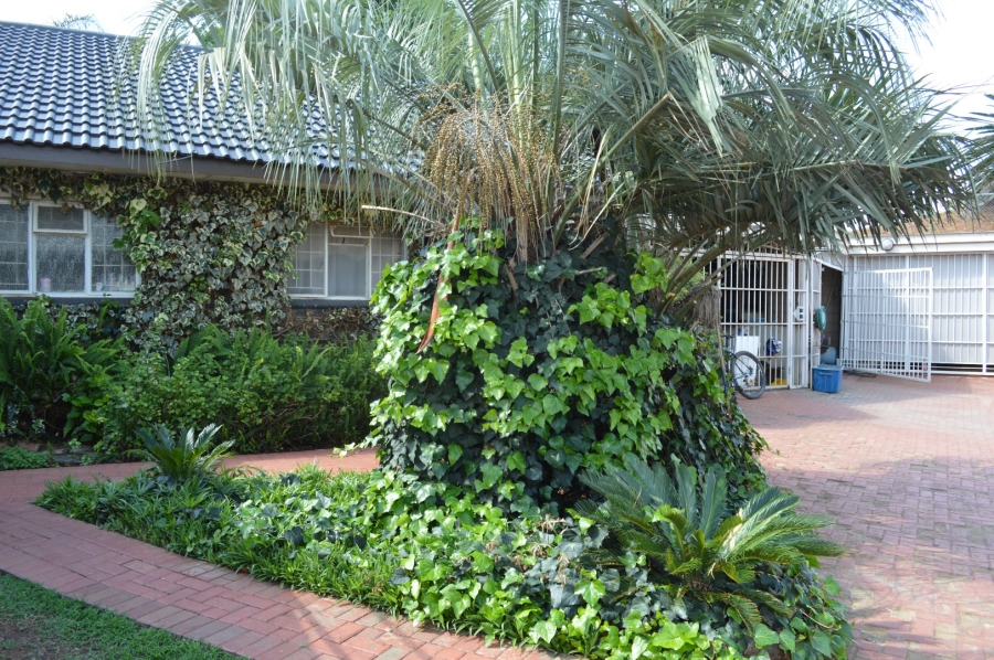 8 Bedroom Property for Sale in Flamwood North West